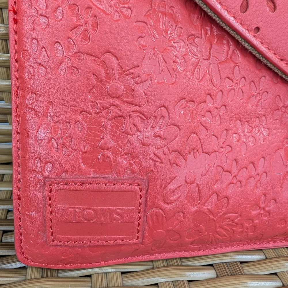 Toms Envelope Style Coral Leather Clutch Tablet Pouch Bag Floral Embossed Wallet - Picture 3 of 8